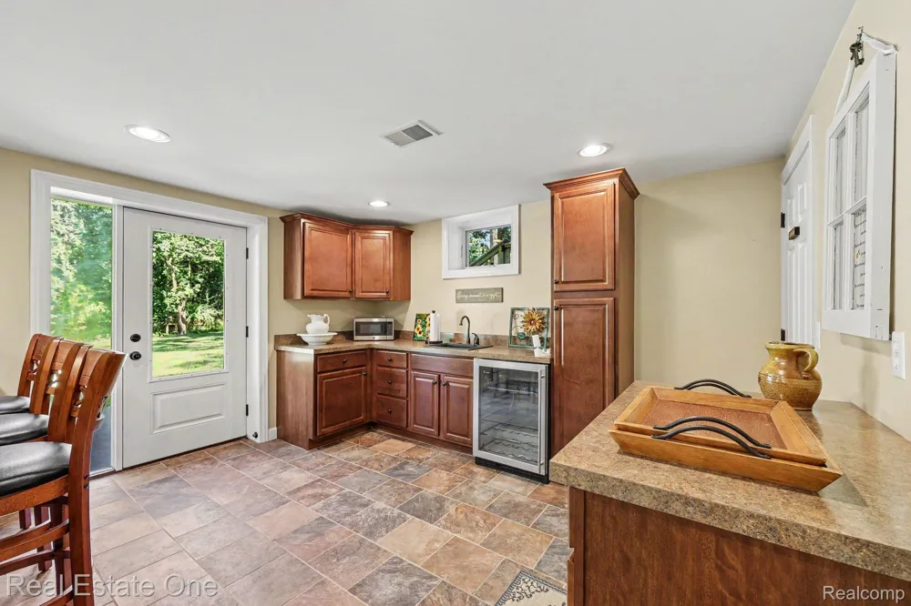 1123 Letica Drive Rochester City, MI 48307