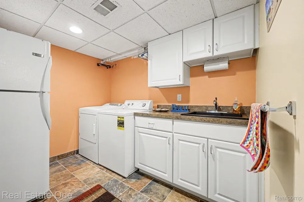 1123 Letica Drive Rochester City, MI 48307