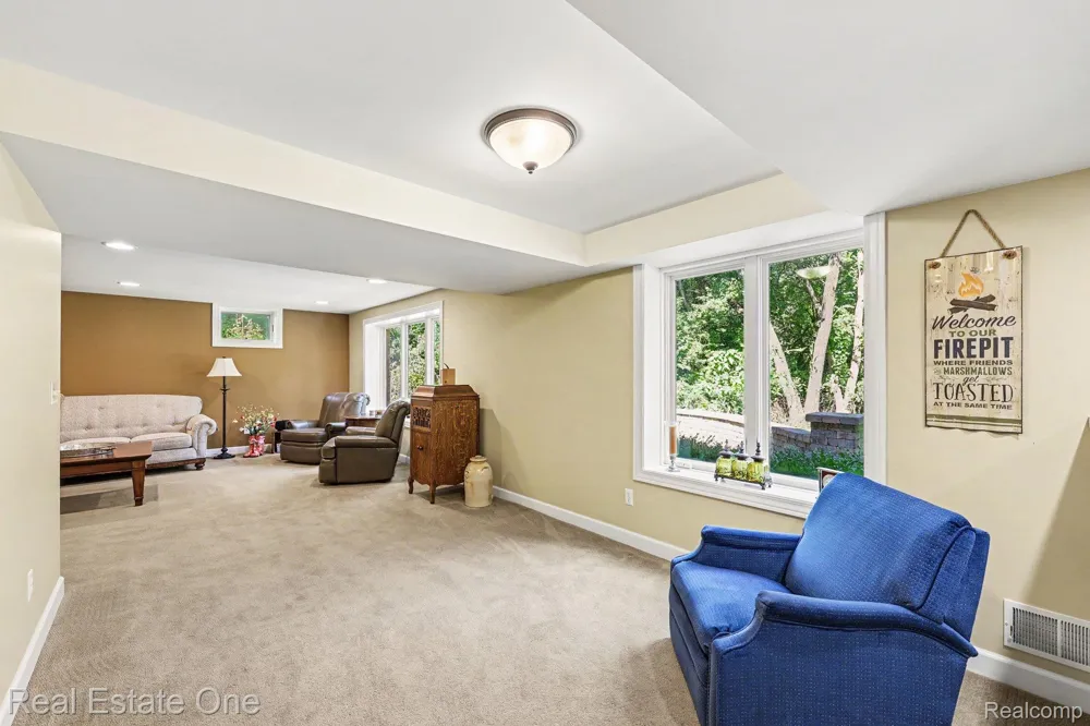 1123 Letica Drive Rochester City, MI 48307
