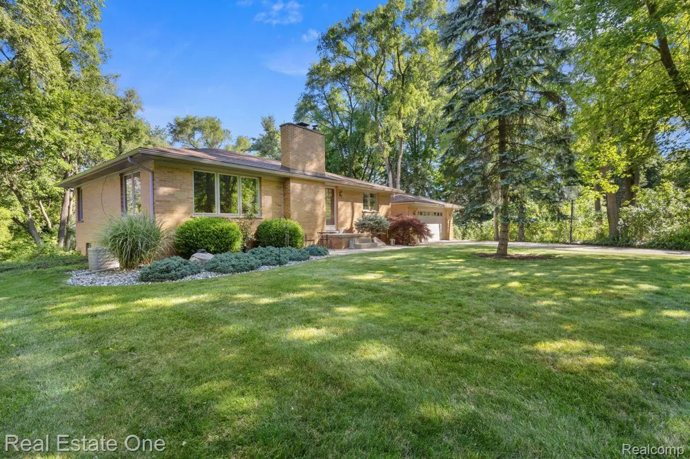 1123 Letica Drive Rochester City, MI 48307