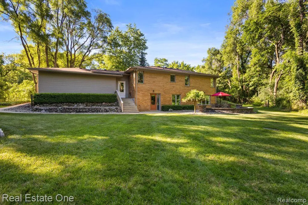 1123 Letica Drive Rochester City, MI 48307