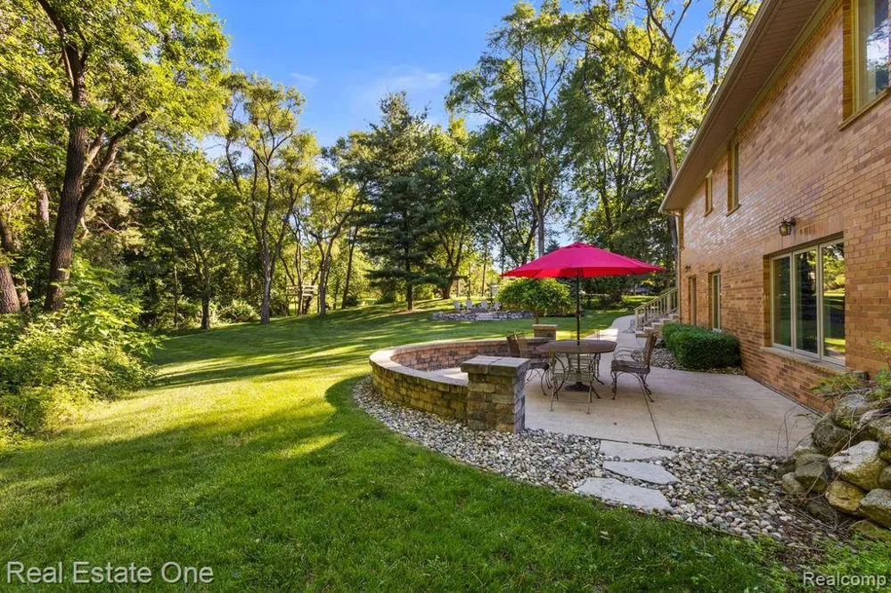 1123 Letica Drive Rochester City, MI 48307