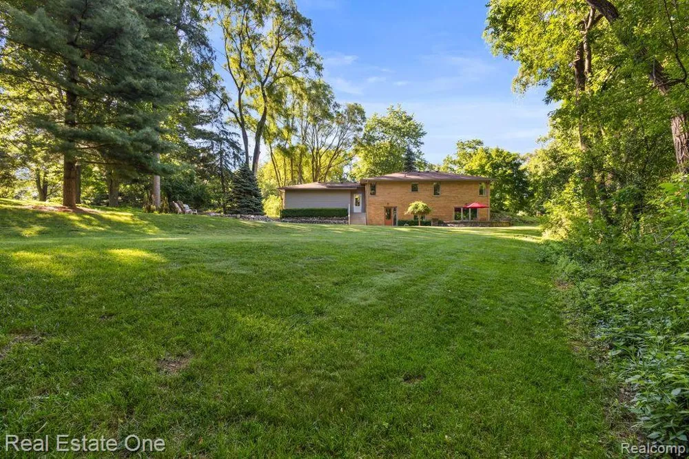1123 Letica Drive Rochester City, MI 48307