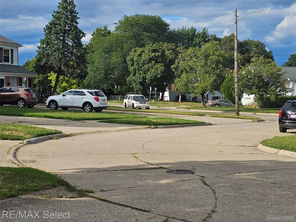 1947 E Laurel Oak Drive Drive Flint City, MI 48507