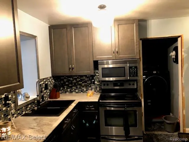 1947 E Laurel Oak Drive Drive Flint City, MI 48507