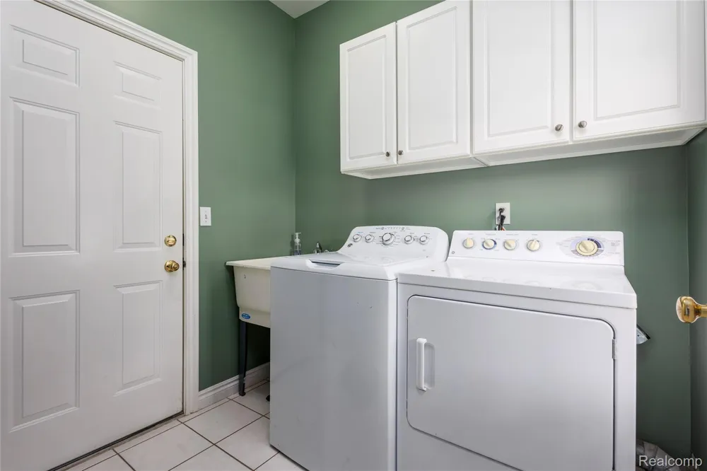 1569 E Lakeview Lane Canton Charter Township, MI 48187