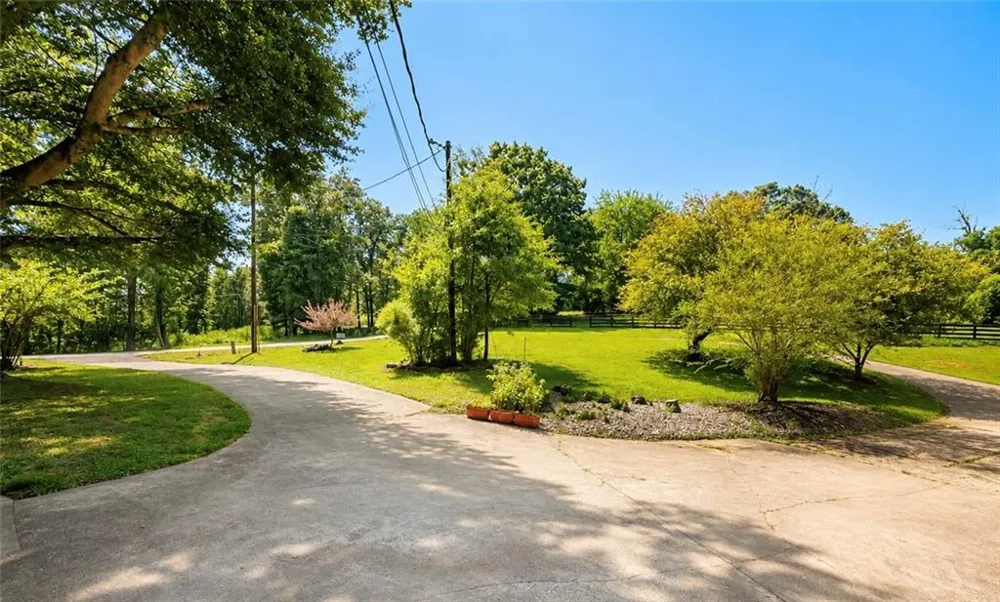 3931 Green Drive Gainesville, GA 30506