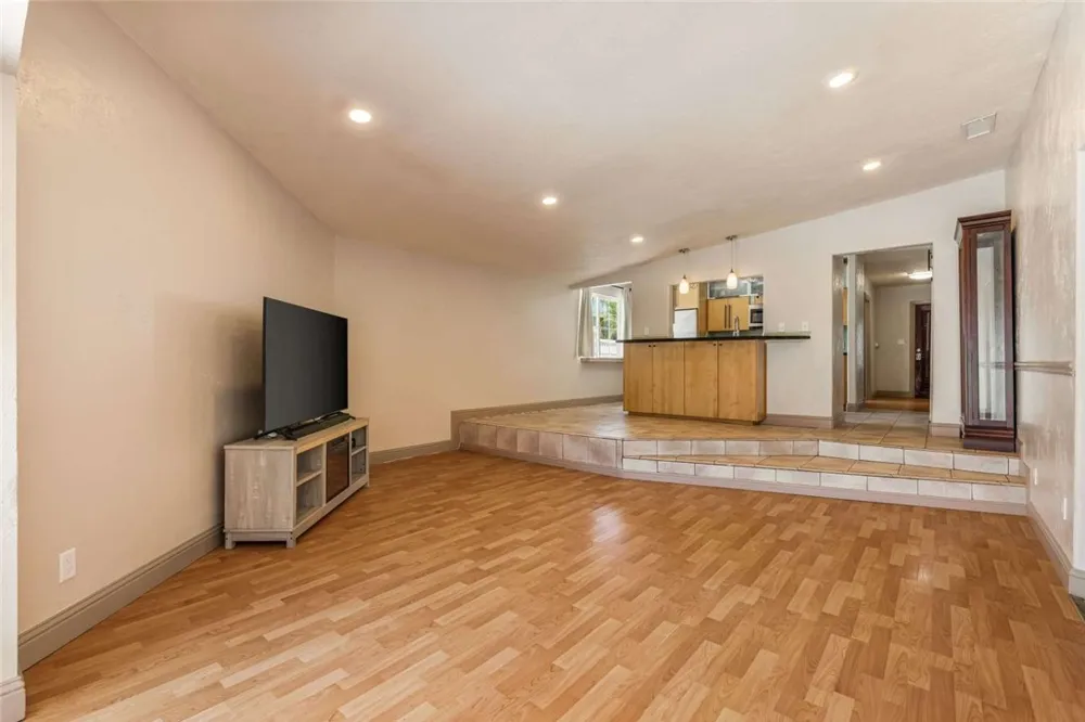 6313 Willowcrest Avenue North Hollywood, CA 91606