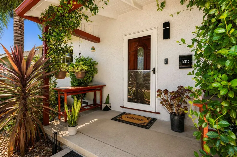 6313 Willowcrest Avenue North Hollywood, CA 91606