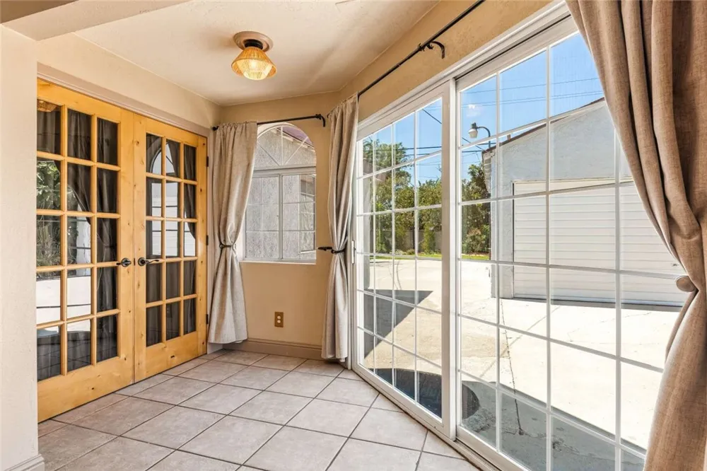 6313 Willowcrest Avenue North Hollywood, CA 91606