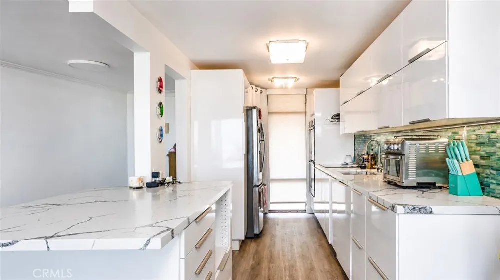 4265 Marina City Drive #811 Marina del Rey, CA 90292