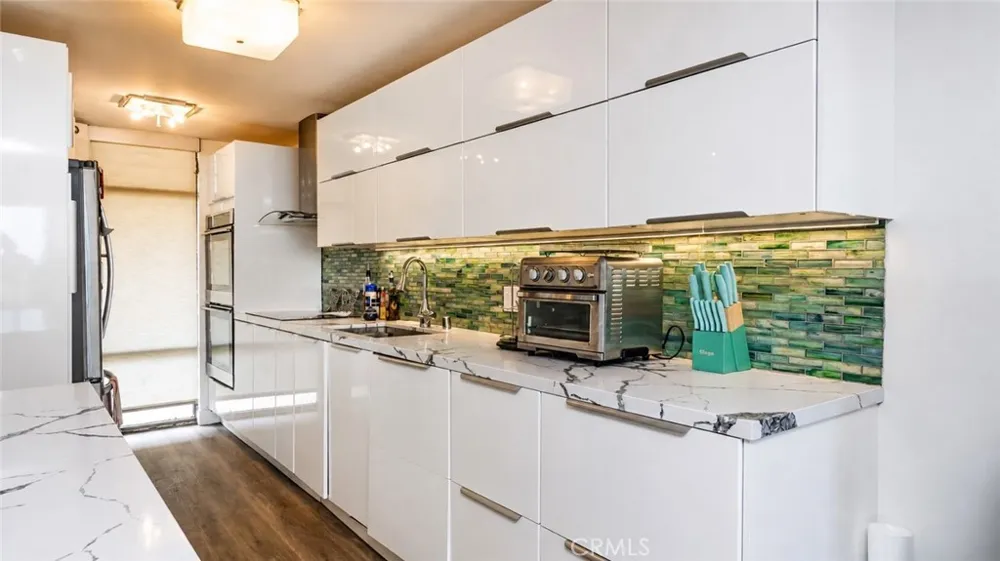 4265 Marina City Drive #811 Marina del Rey, CA 90292