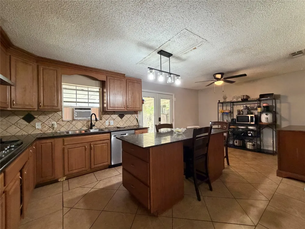 1333 Springlake Drive Dallas, TX 75217