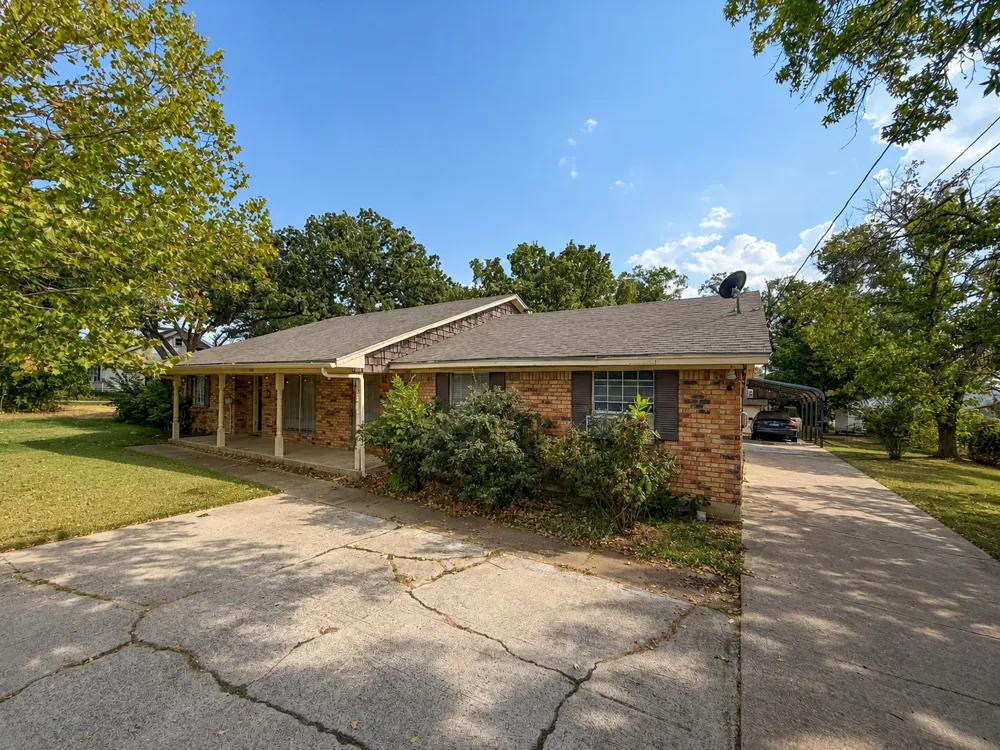 417 W Mccart Street Krum, TX 76249