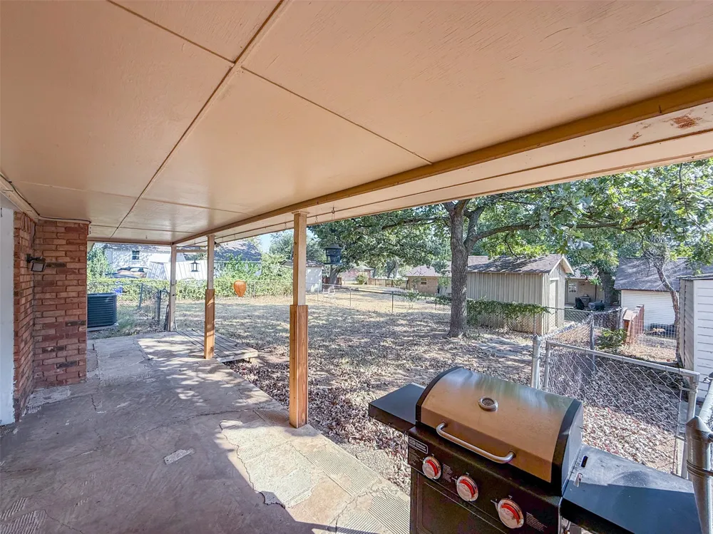 417 W Mccart Street Krum, TX 76249