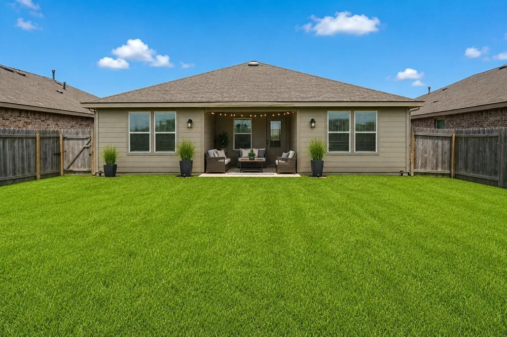 927 Petunia Falls Lane Rosharon, TX 77583