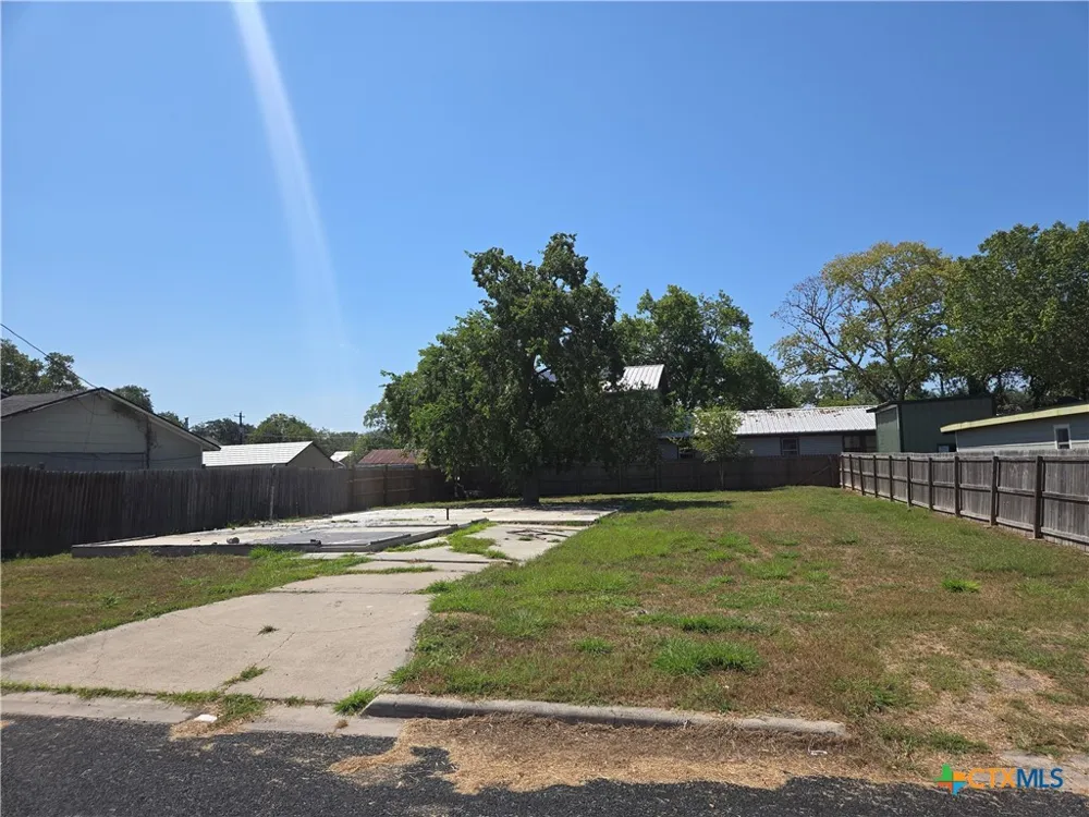 1003 E Virginia Avenue Victoria, TX 77901