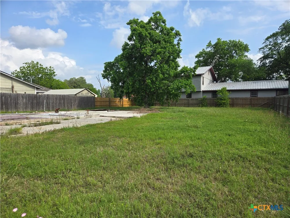 1003 E Virginia Avenue Victoria, TX 77901
