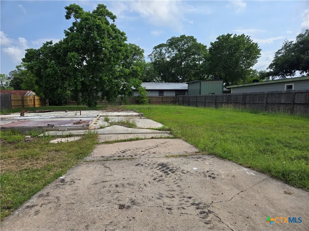 1003 E Virginia Avenue Victoria, TX 77901