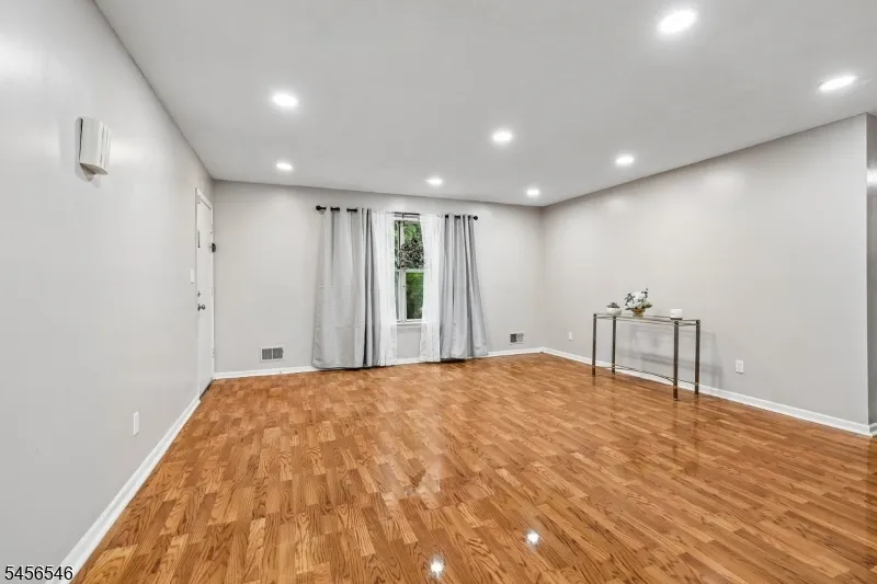 584 Thomas Blvd #1A Unit 1A East Orange City, NJ 07017