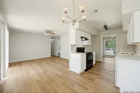 4240 CHESTNUTHILL DR