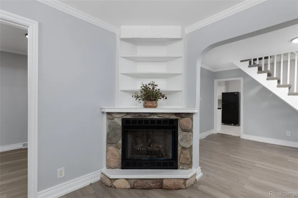 8287 Meadow Avenue Warren City, MI 48089