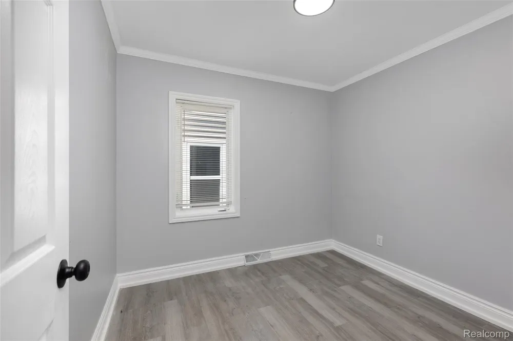8287 Meadow Avenue Warren City, MI 48089
