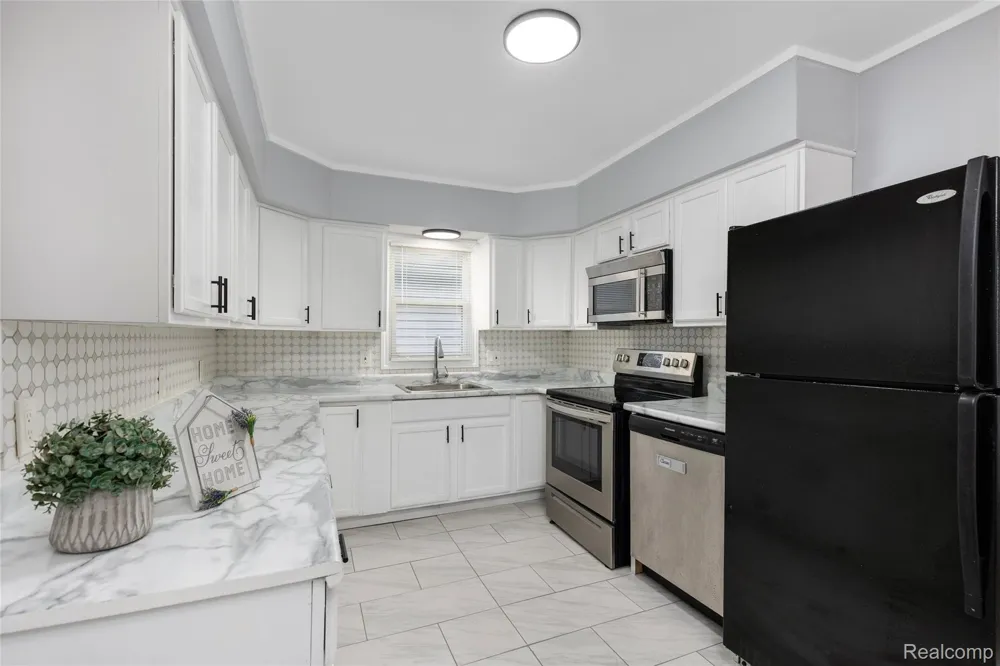 8287 Meadow Avenue Warren City, MI 48089