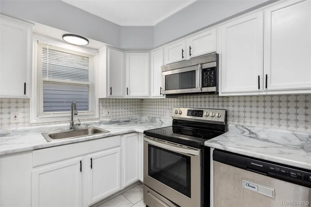 8287 Meadow Avenue Warren City, MI 48089