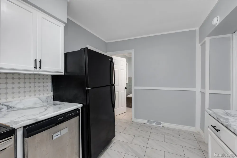 8287 Meadow Avenue Warren City, MI 48089