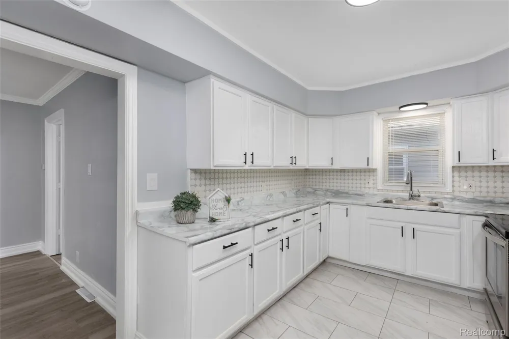 8287 Meadow Avenue Warren City, MI 48089