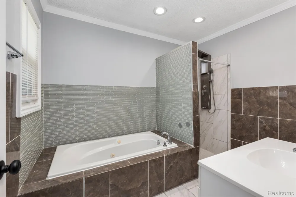 8287 Meadow Avenue Warren City, MI 48089