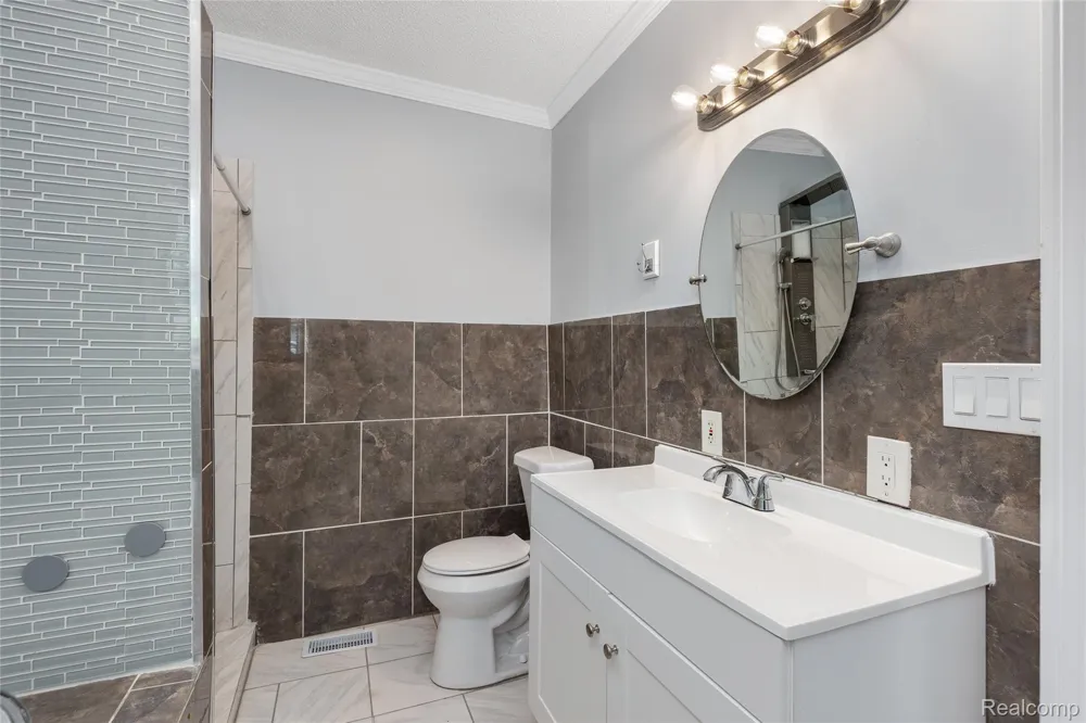 8287 Meadow Avenue Warren City, MI 48089