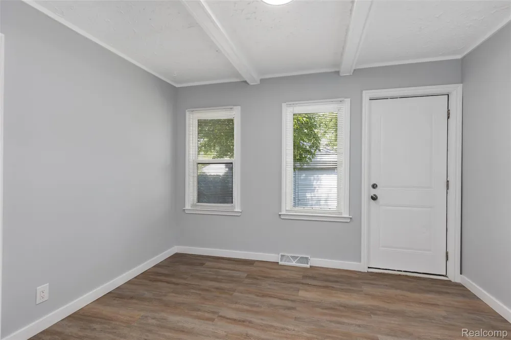 8287 Meadow Avenue Warren City, MI 48089