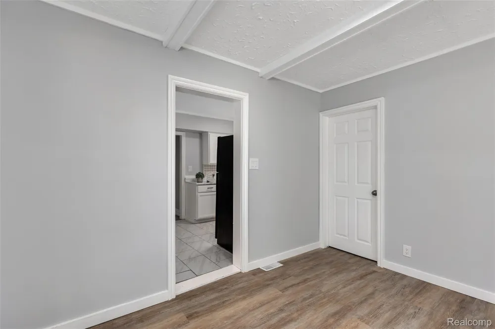 8287 Meadow Avenue Warren City, MI 48089