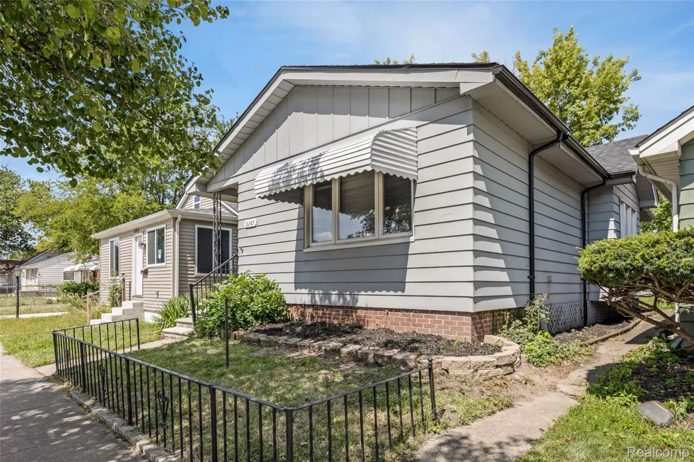 8287 Meadow Avenue Warren City, MI 48089