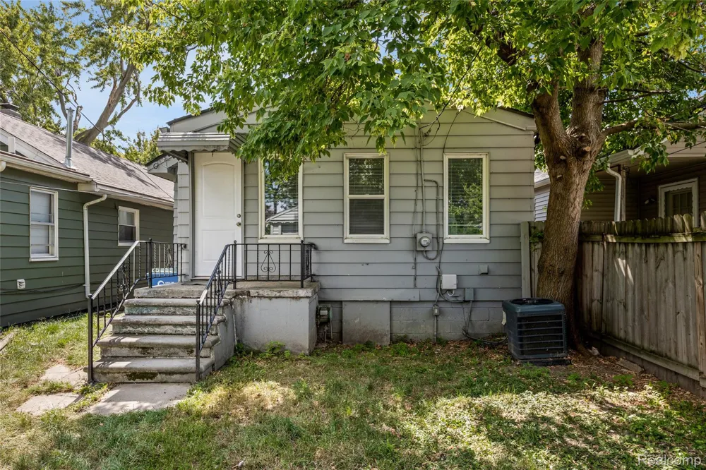 8287 Meadow Avenue Warren City, MI 48089