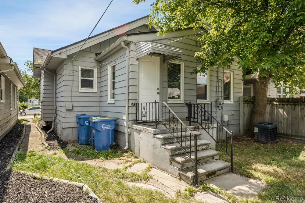 8287 Meadow Avenue Warren City, MI 48089