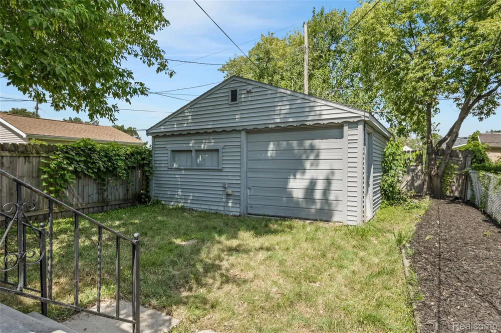 8287 Meadow Avenue Warren City, MI 48089