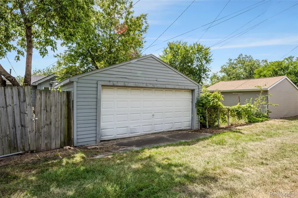 8287 Meadow Avenue Warren City, MI 48089