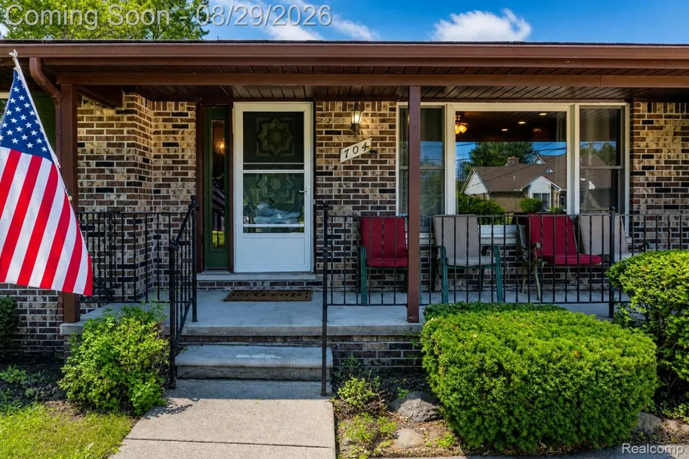 704 E Lovell Drive Troy City, MI 48085