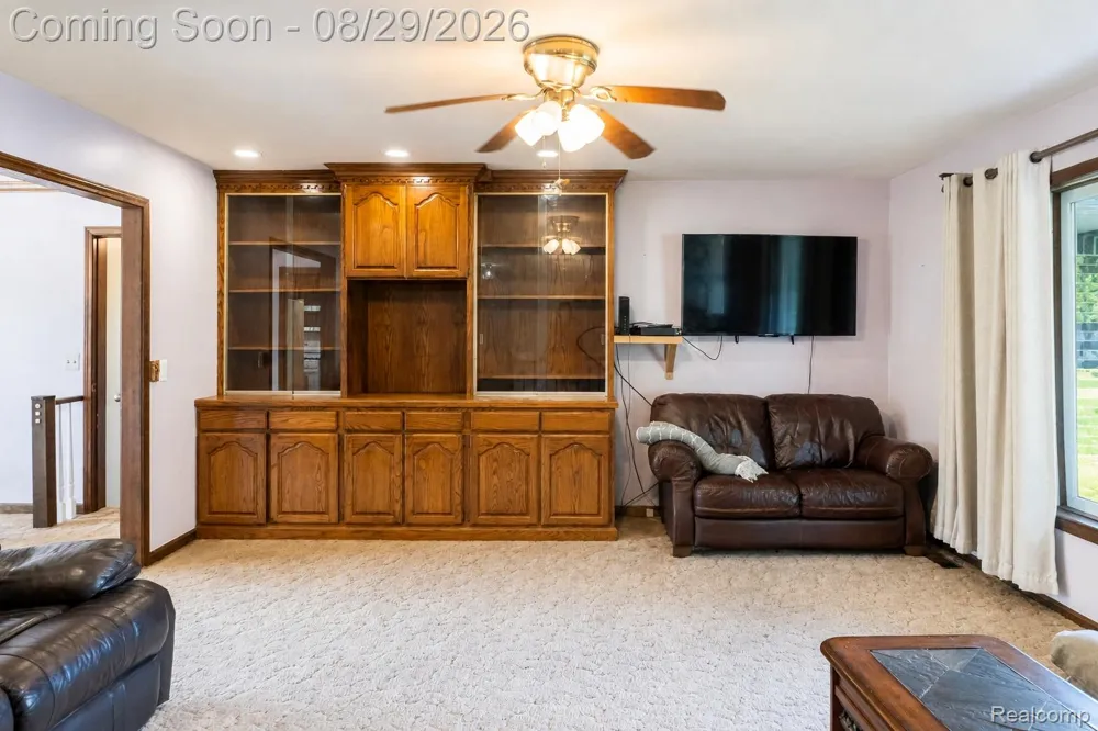 704 E Lovell Drive Troy City, MI 48085