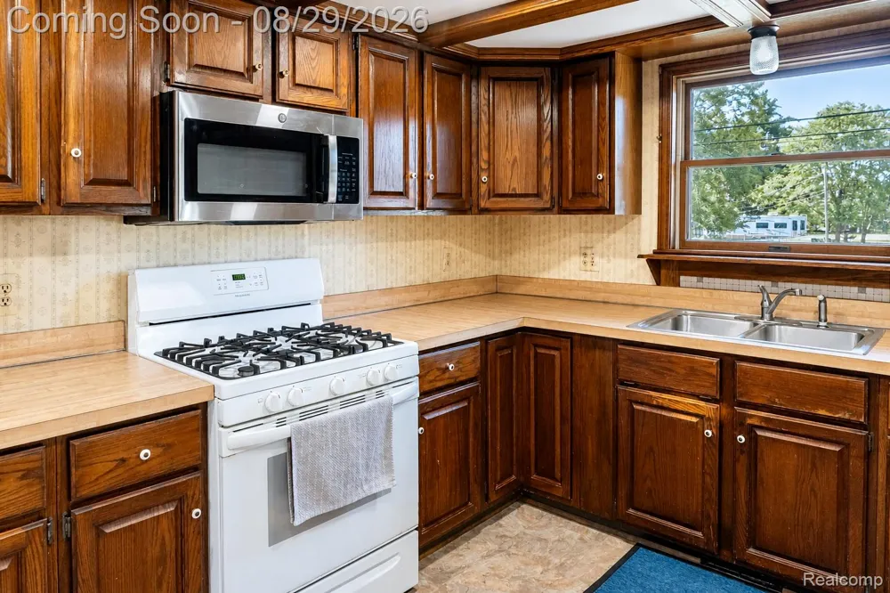 704 E Lovell Drive Troy City, MI 48085