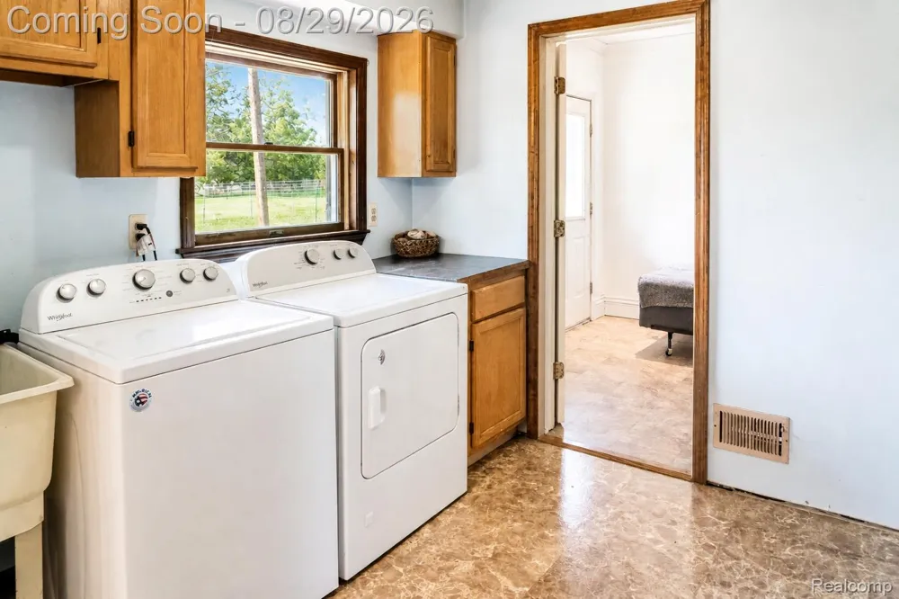 704 E Lovell Drive Troy City, MI 48085