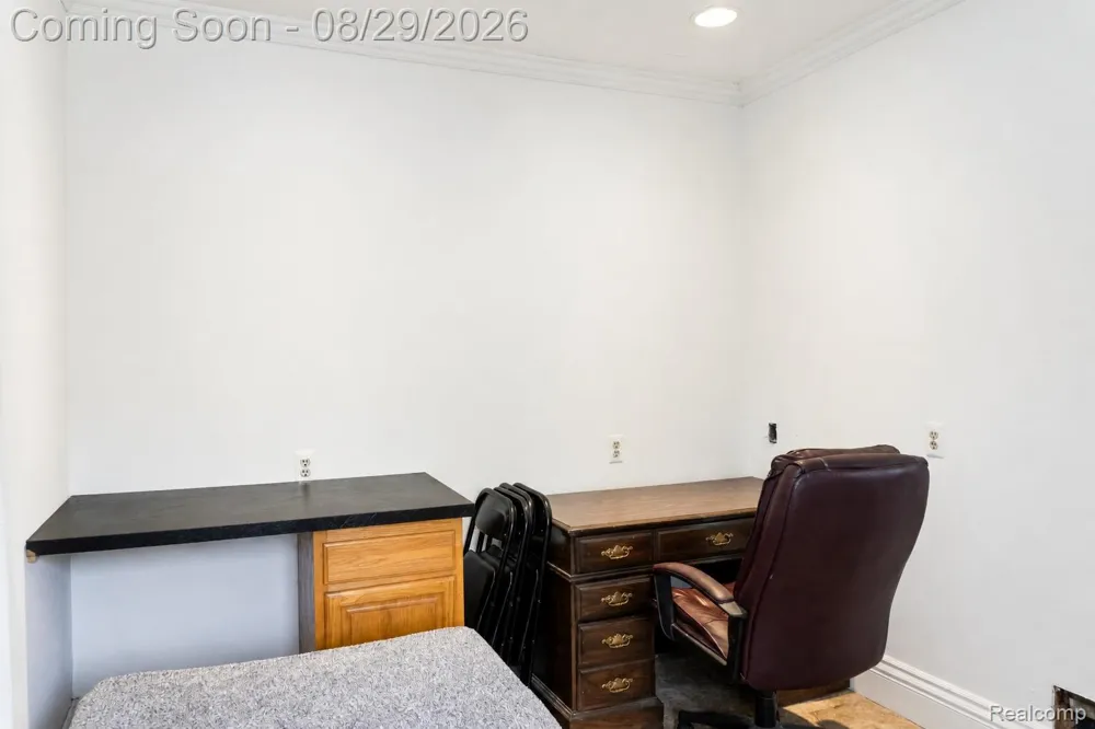 704 E Lovell Drive Troy City, MI 48085
