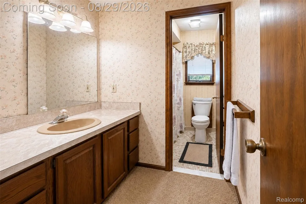 704 E Lovell Drive Troy City, MI 48085