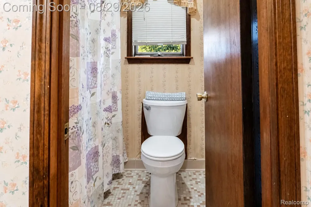 704 E Lovell Drive Troy City, MI 48085
