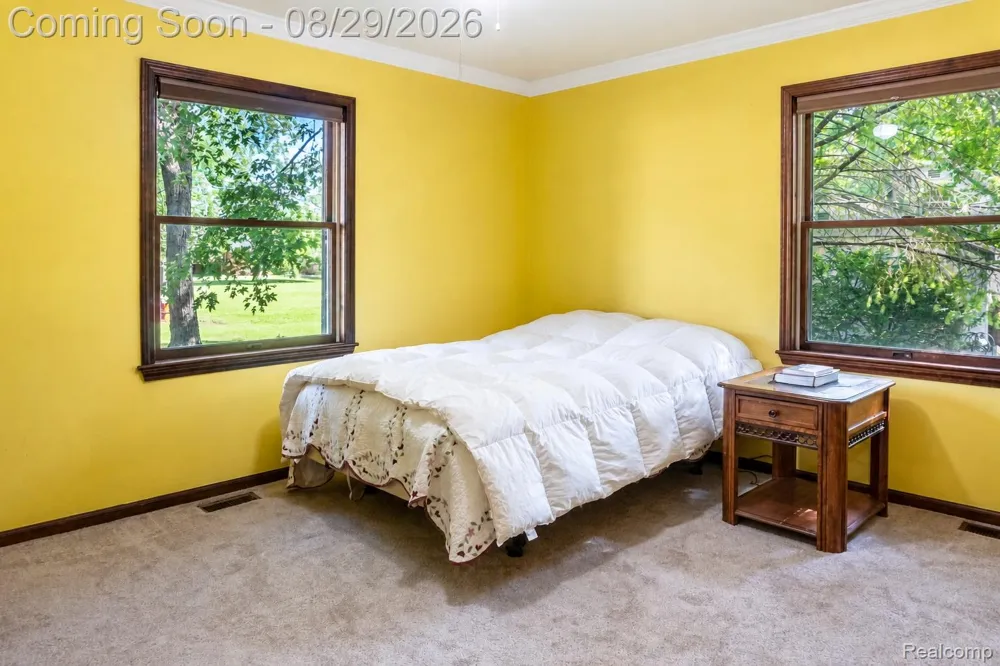 704 E Lovell Drive Troy City, MI 48085