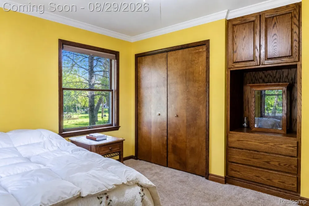 704 E Lovell Drive Troy City, MI 48085