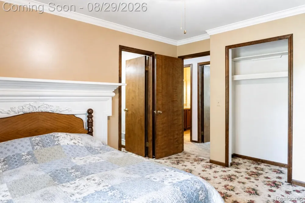 704 E Lovell Drive Troy City, MI 48085